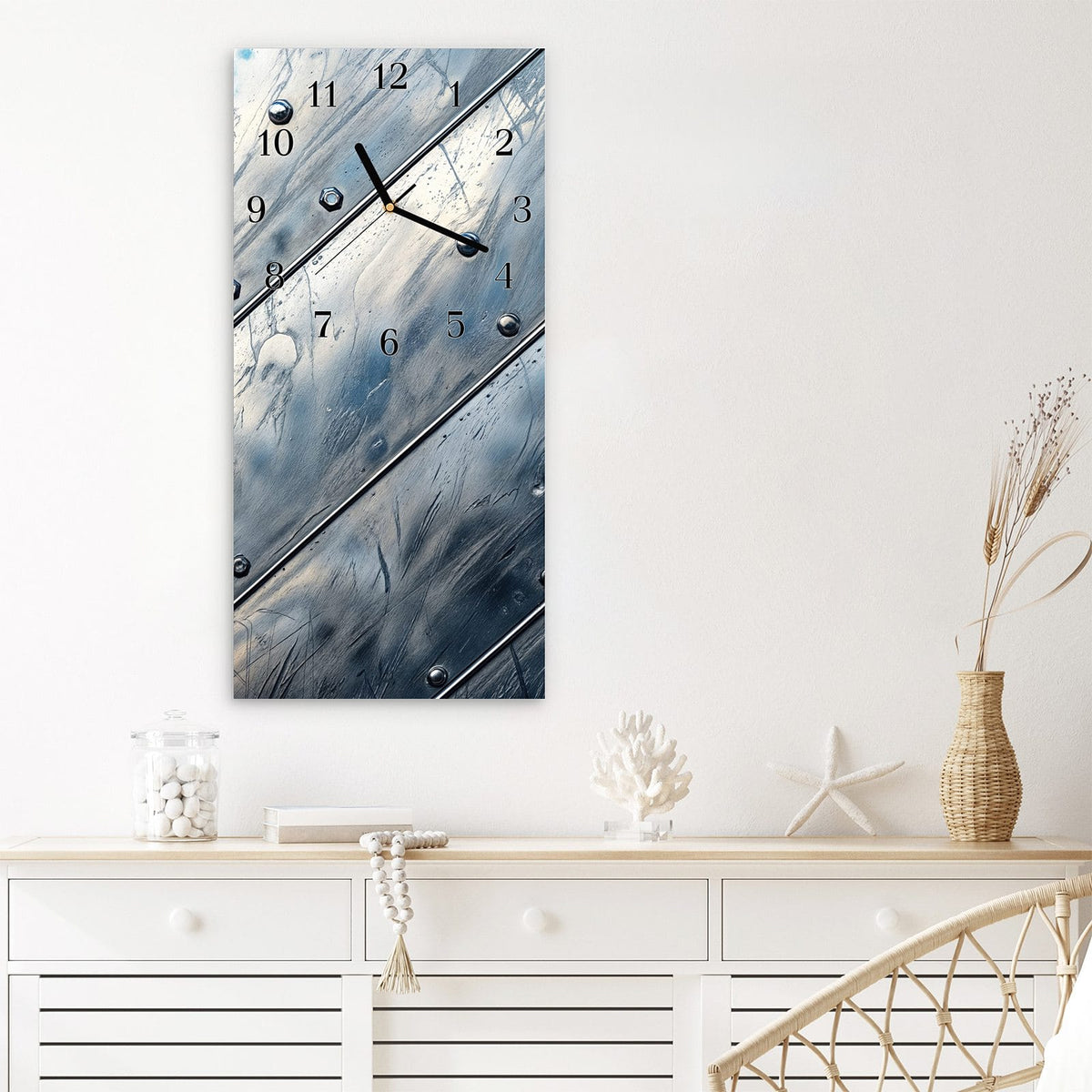 Wanduhr aus Glas im Hochformat Diagonale Metallpaneele mit Ziffernblatt Klassisch über einem weißen Sideboard