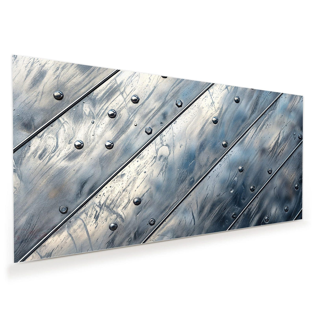 Diagonal verlaufende, silbrig-blaue Metallpaneele mit Nietreihen und Kratzspuren