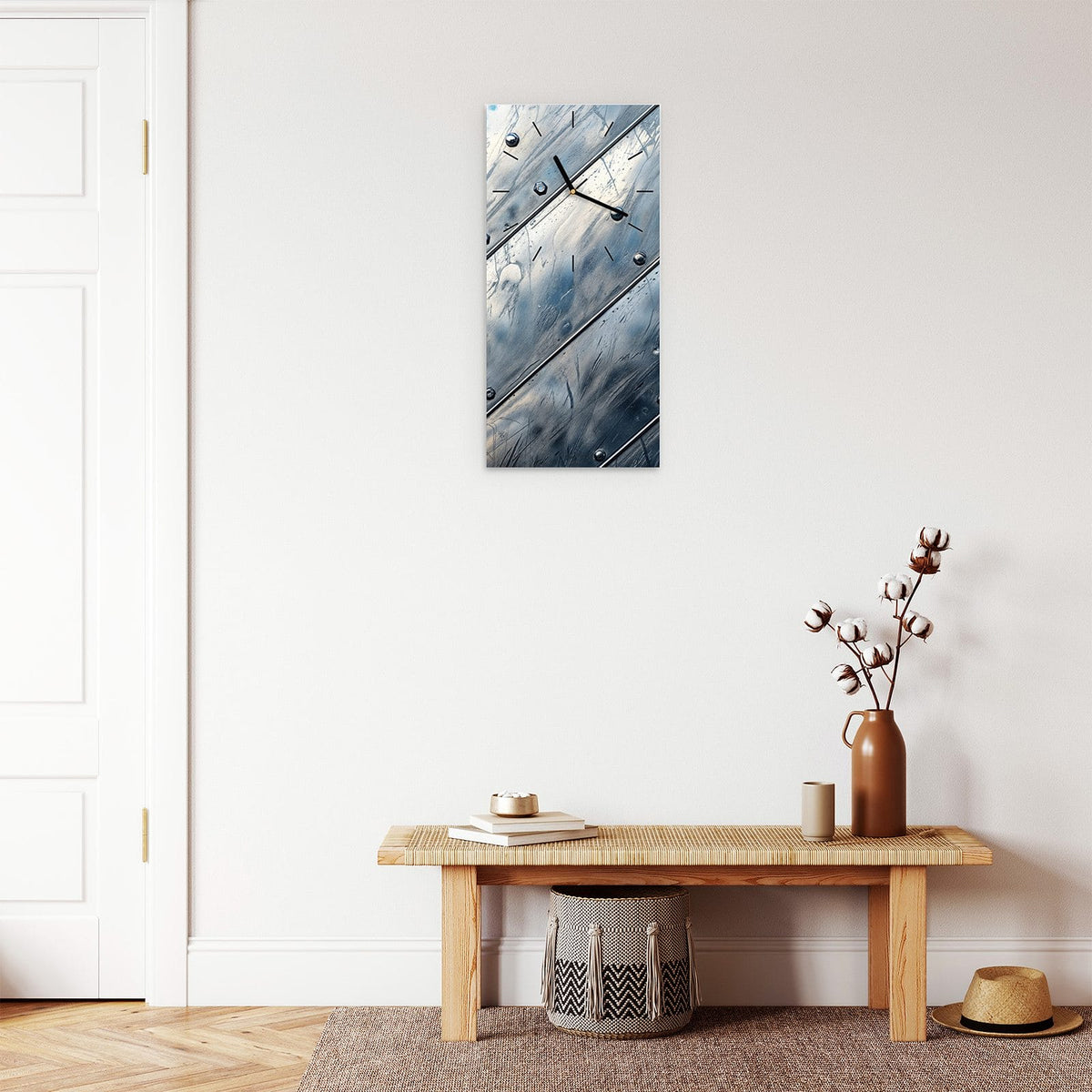 Wanduhr aus Glas im Hochformat Diagonale Metallpaneele mit Ziffernblatt Linie über einer Holzbank im Flur