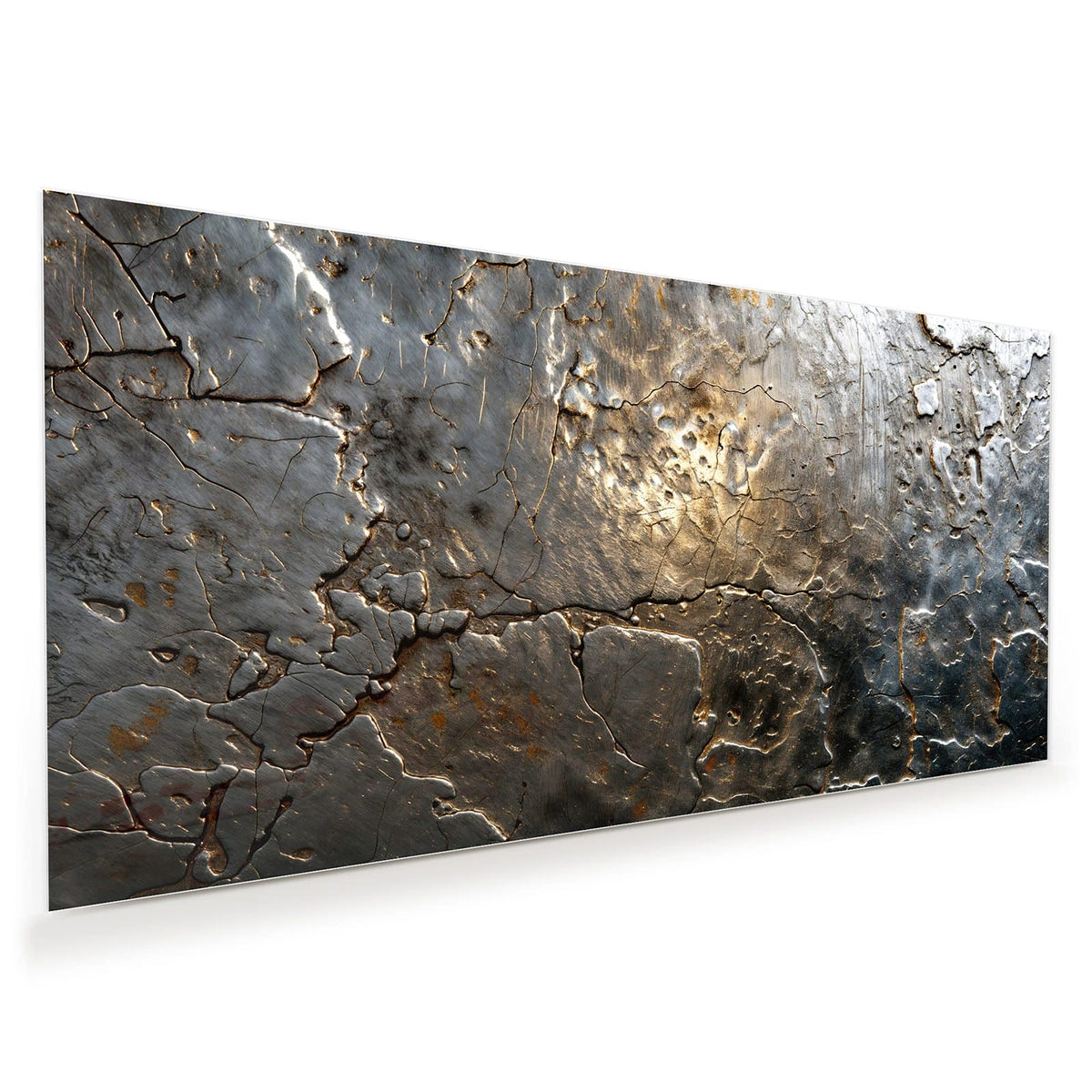 Silbrig-graue Metallfläche mit tiefen Rissen, die goldbraun aufleuchten