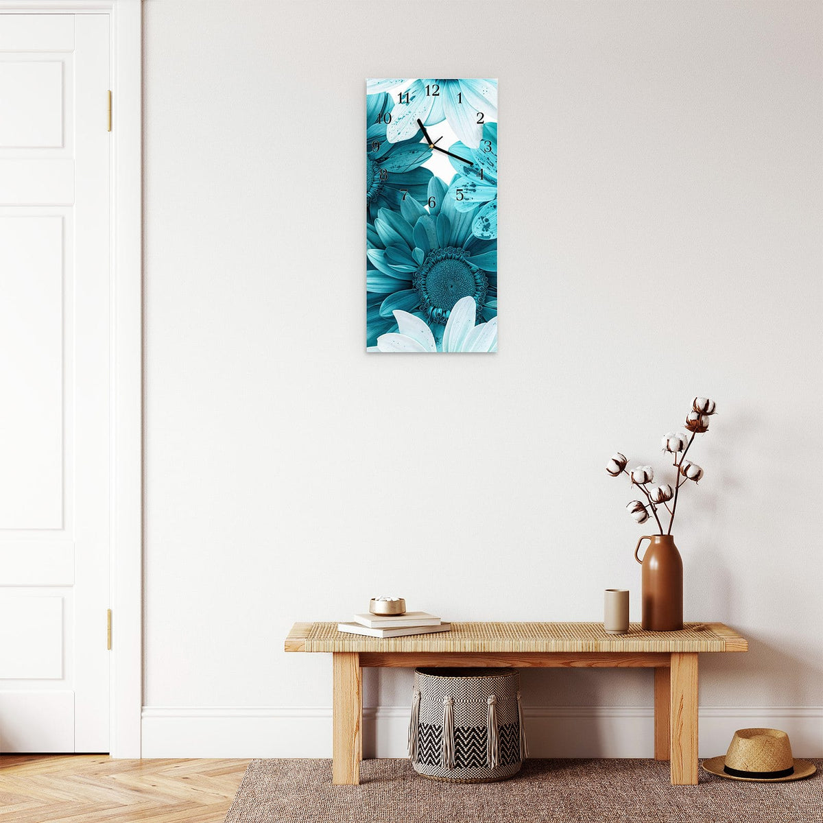 Moderne Wanduhr aus Glas mit Farbtiefe – Wanduhr Blaue Blütenpracht aus Glas – Hochformat 30 × 60 cm