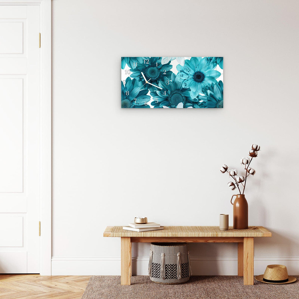 Moderne Wanduhr aus Glas mit Farbtiefe – Wanduhr Blaue Blütenpracht aus Glas – Querformat 60 × 30 cm