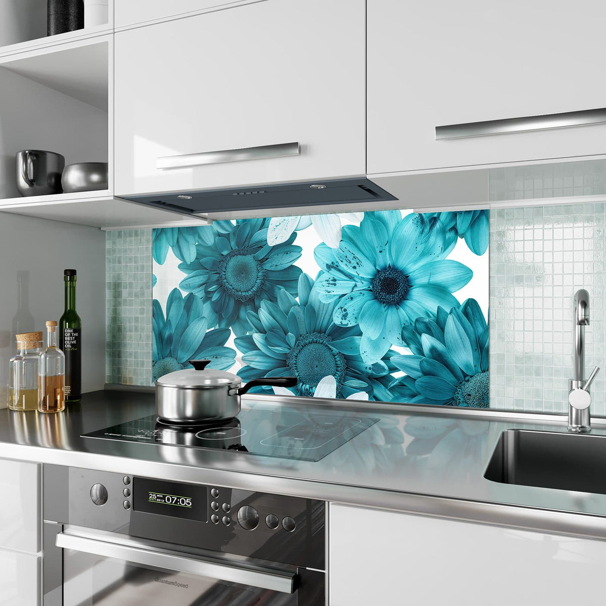Küchenrückwand aus Glas Türkisblaue Blüten im Hochformat als Spritzschutz hinter dem Kochfeld, über dem Fliesenspiegel montiert