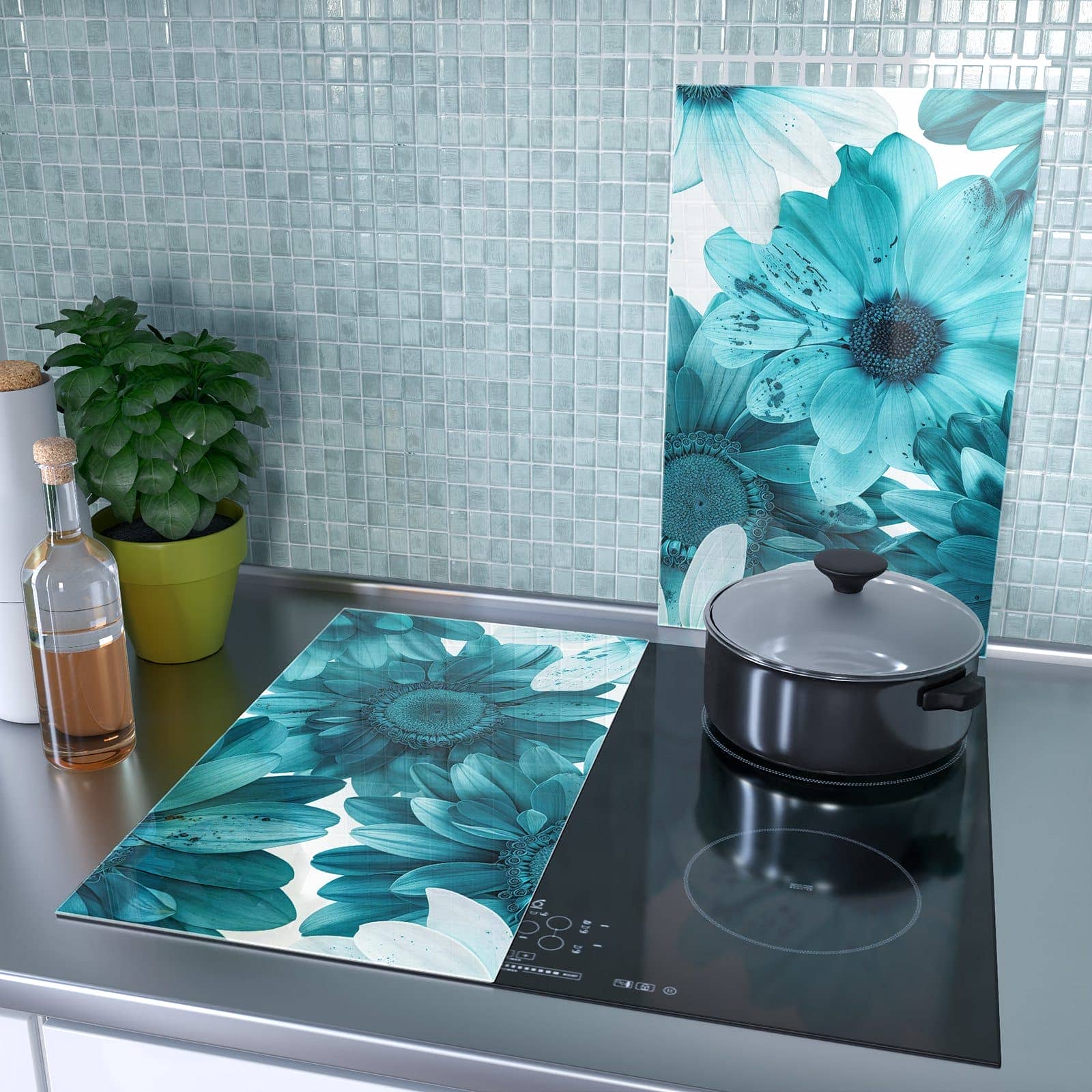 2-teilige Herdabdeckplatte aus Glas mit Blaue Blütenpracht-Motiv als Spritzschutz hinter dem Kochfeld
