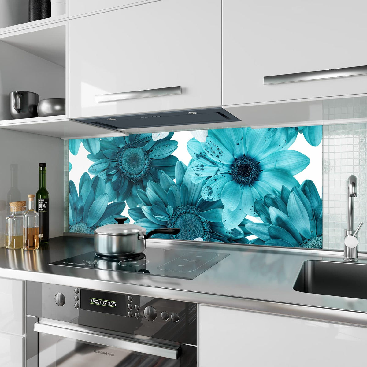 Küchenrückwand aus Glas Türkisblaue Blüten im Hochformat als Spritzschutz hinter dem Kochfeld, über dem Fliesenspiegel montiert