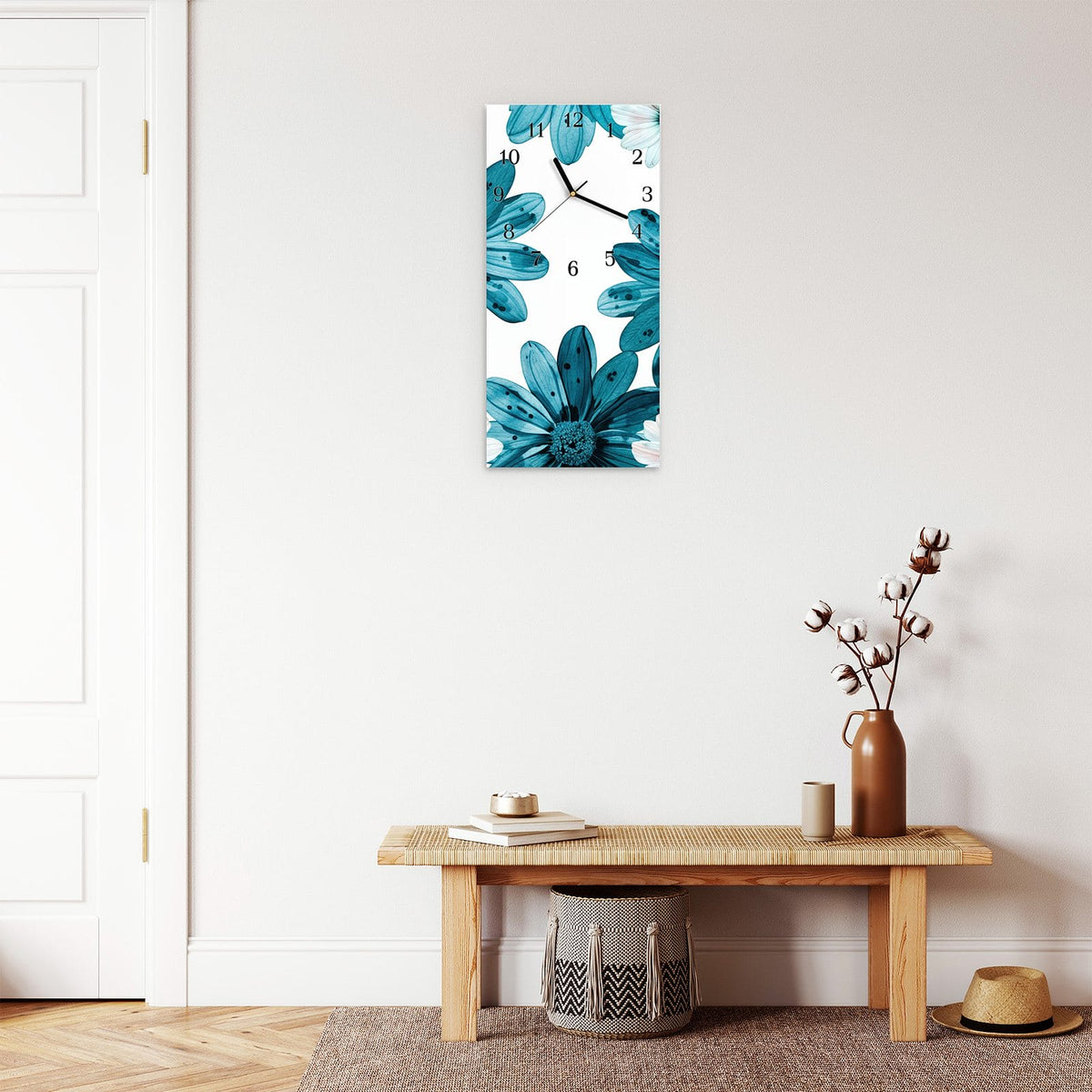 Moderne Wanduhr aus Glas mit Farbtiefe – Wanduhr Blaues Blumenmuster aus Glas – Hochformat 30 × 60 cm