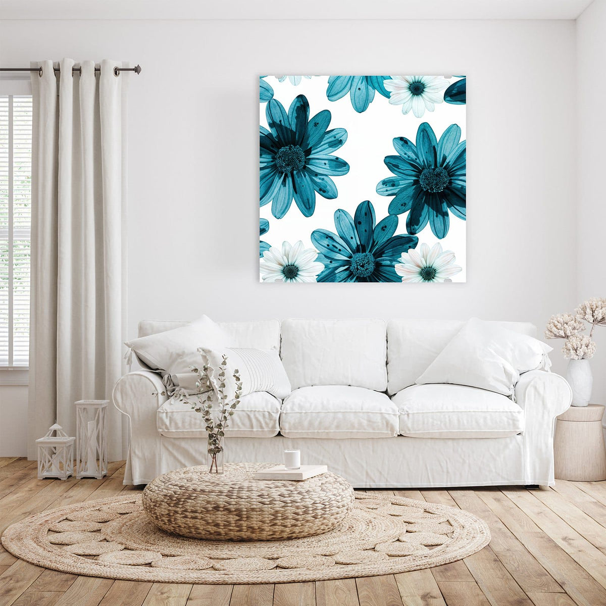 Glasbild Blaues Blumenmuster an der Wand – Große petrolfarbene und weiße Margeritenblüten auf Weiß