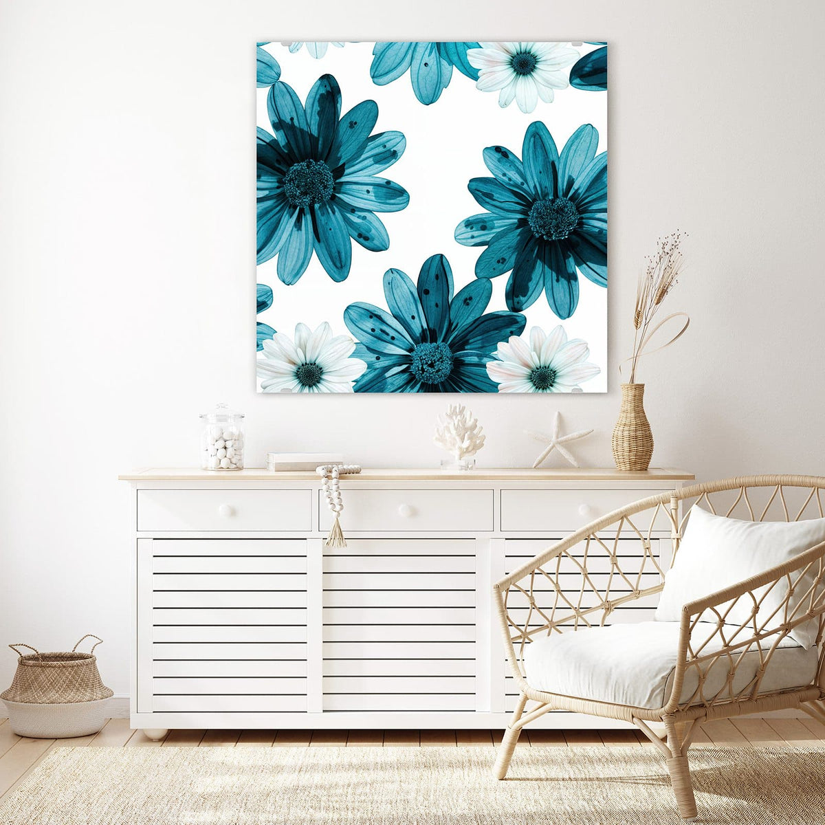 Glasbild Blaues Blumenmuster an der Wand – Große petrolfarbene und weiße Margeritenblüten auf Weiß