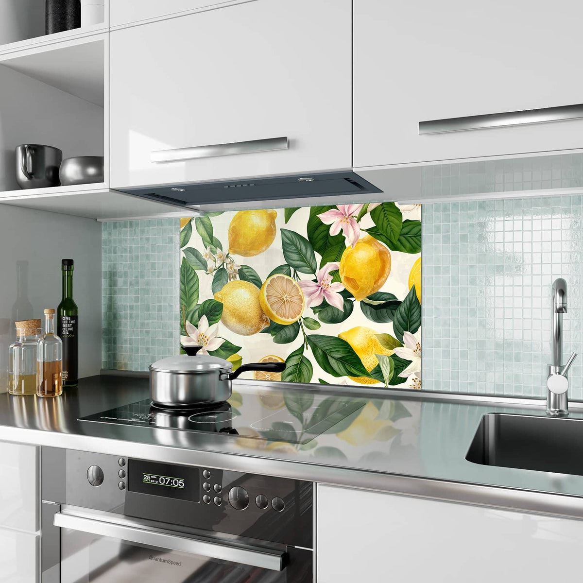 Küchenrückwand aus Glas Zitronen und Blüten im Hochformat als Spritzschutz hinter dem Kochfeld, über dem Fliesenspiegel montiert
