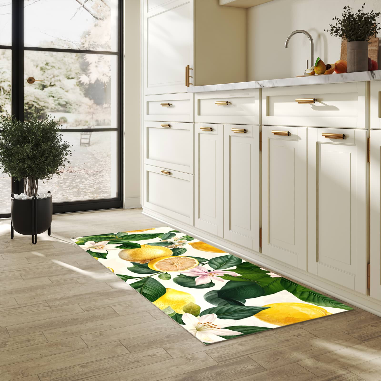 Geruchsneutraler langer Teppich mit Motiv Zitronenblumen in heller Küche