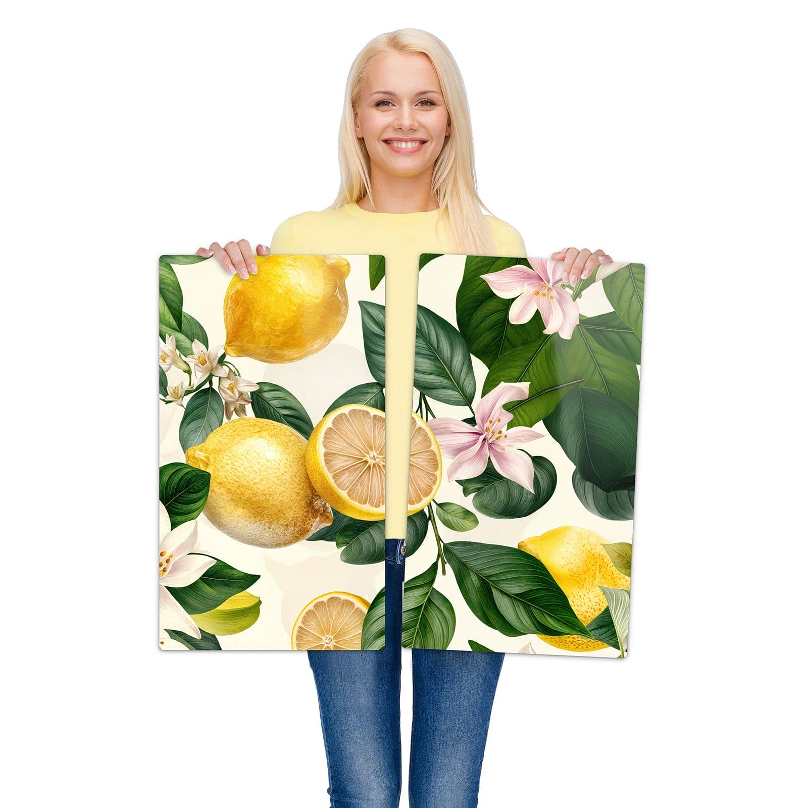 2-teilige Herdabdeckplatte aus Glas mit Zitronenblumen-Motiv wird zur Größendarstellung gehalten