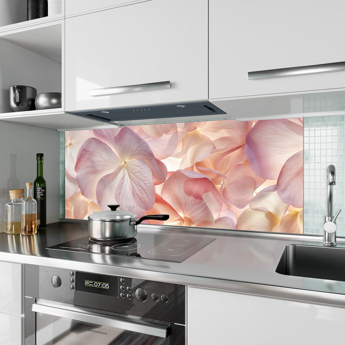 Küchenrückwand aus Glas Hortensien in Pastell im Hochformat als Spritzschutz hinter dem Kochfeld, über dem Fliesenspiegel montiert