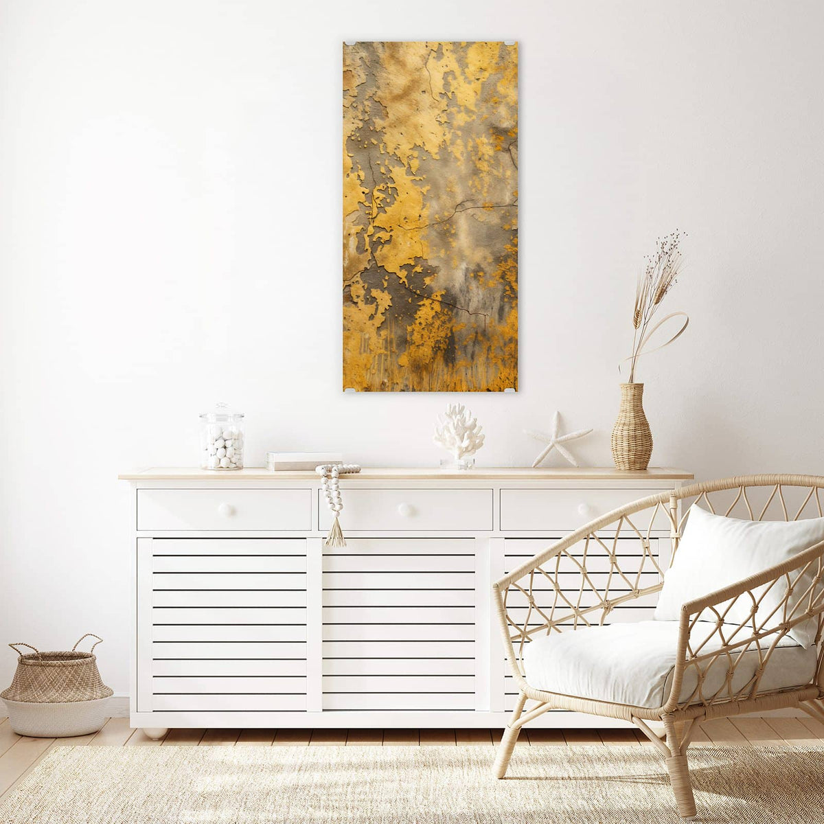 Glasbild Gelbe Patina an der Wand – Grauer Untergrund mit großflächig abblätternder ockergelber Farbe und Rostflecken