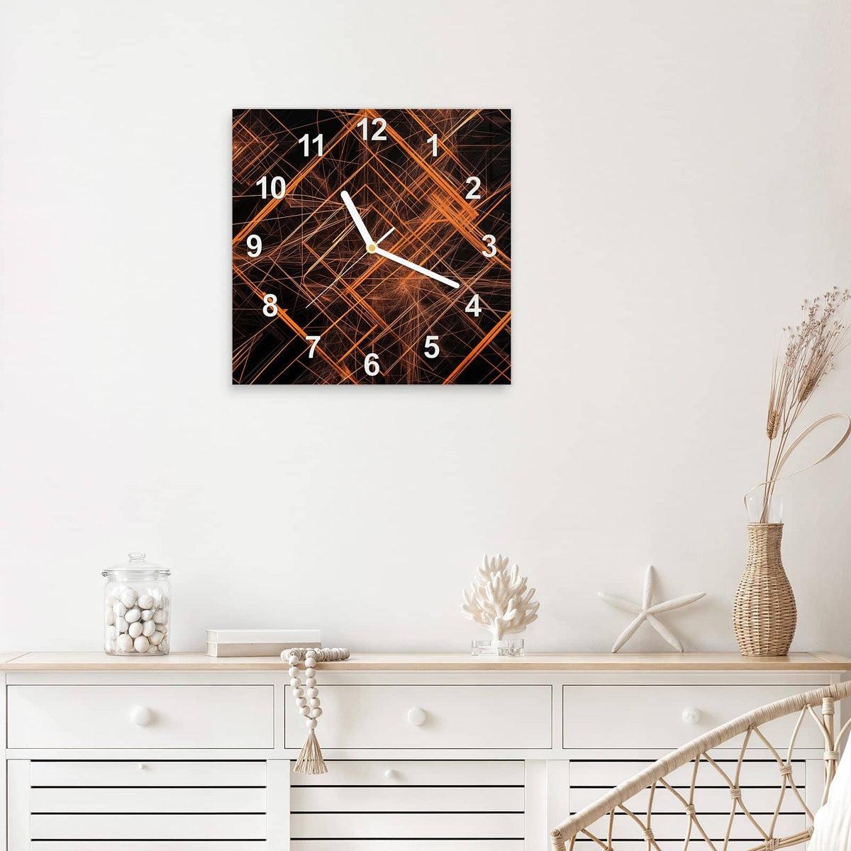 Quadratische Wanduhr aus Glas Orange Lichtlinien mit Ziffernblatt Modern über einem weißen Sideboard