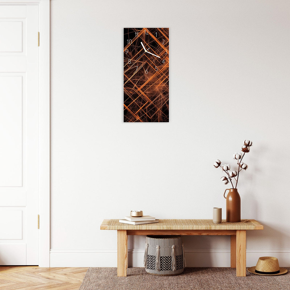 Wanduhr aus Glas im Hochformat Orange Lichtlinien mit Ziffernblatt Elegant über einer Holzbank im Flur