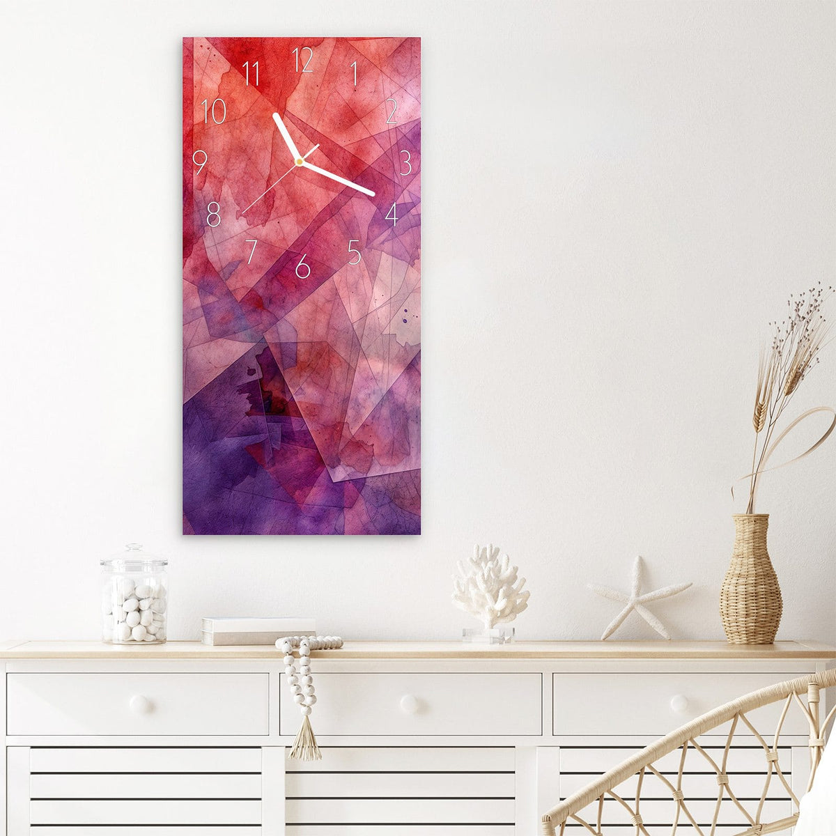 Wanduhr Abstrakte Kunstform aus Glas – Transparente Polygone in Rot und Violett