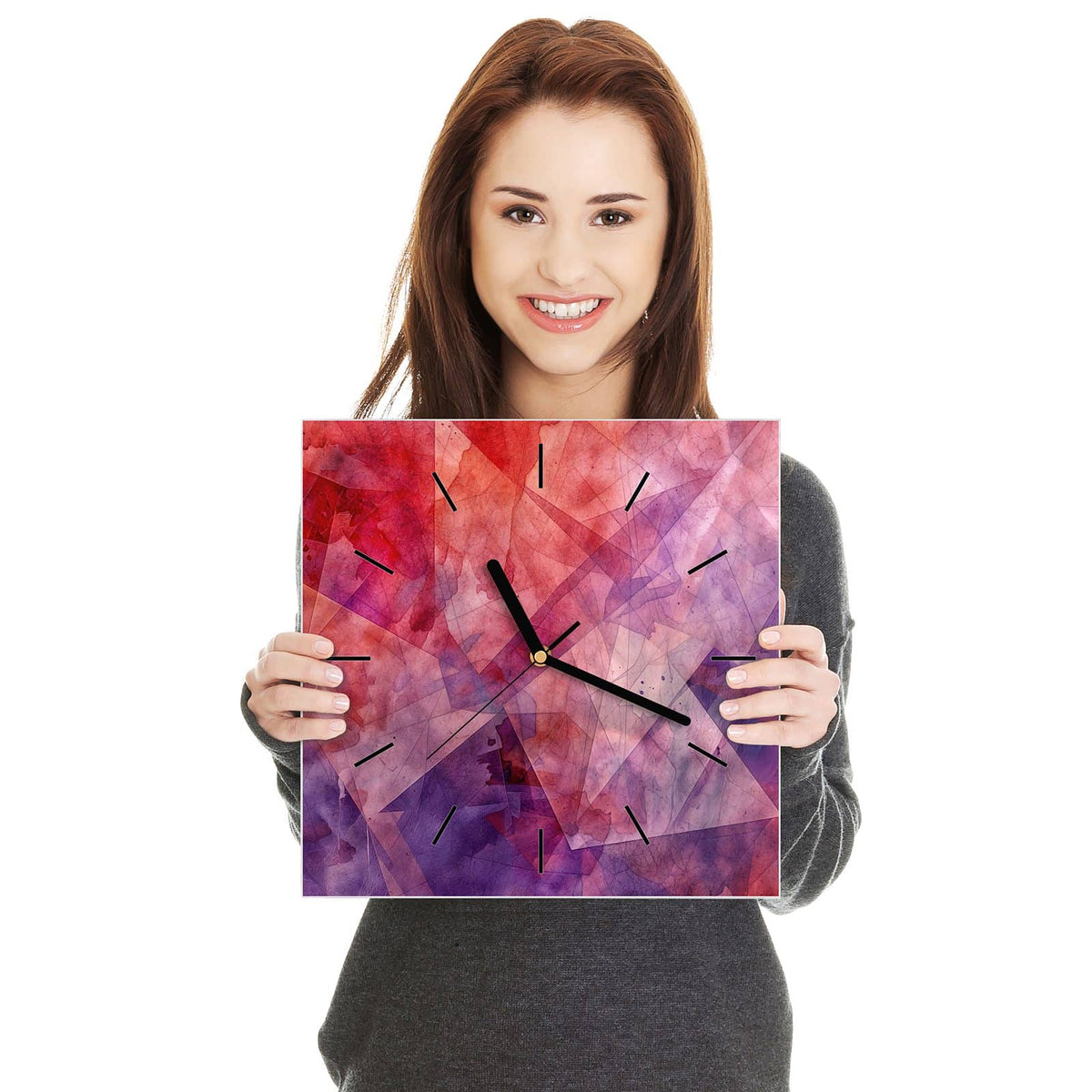 Quadratische Wanduhr aus Glas Rote Aquarellpolygone in zwei Händen gehalten – Größenvergleich, 30 × 30 cm