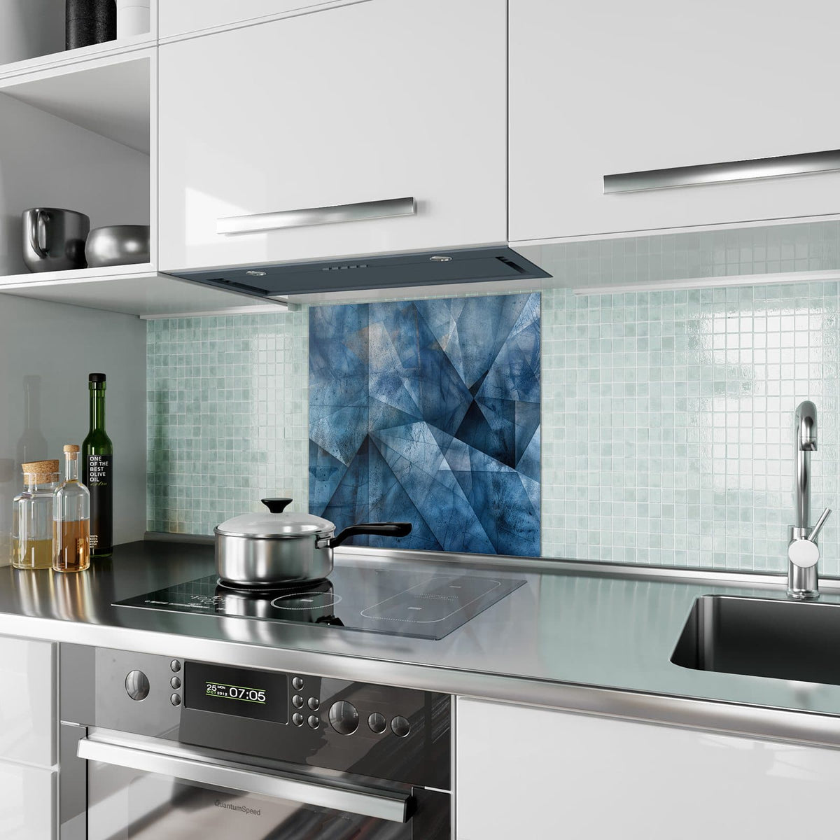 Küchenrückwand aus Glas Blaue Facetten im quadratischen Format als Spritzschutz hinter dem Kochfeld, über dem Fliesenspiegel montiert