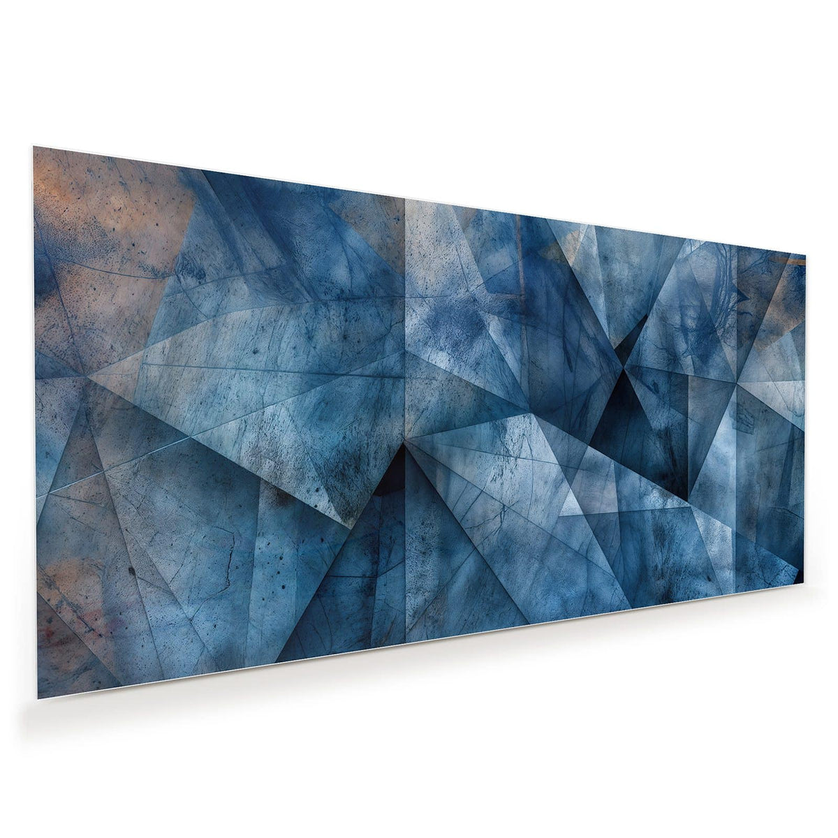 blaue, facettierte Dreiecksflächen mit Kratzern, vereinzelt beige Stellen