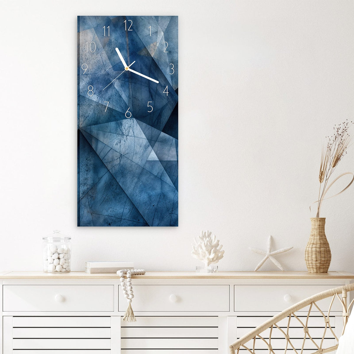 Wanduhr Geometric Pattern aus Glas – Blaue Facetten mit Rostakzenten