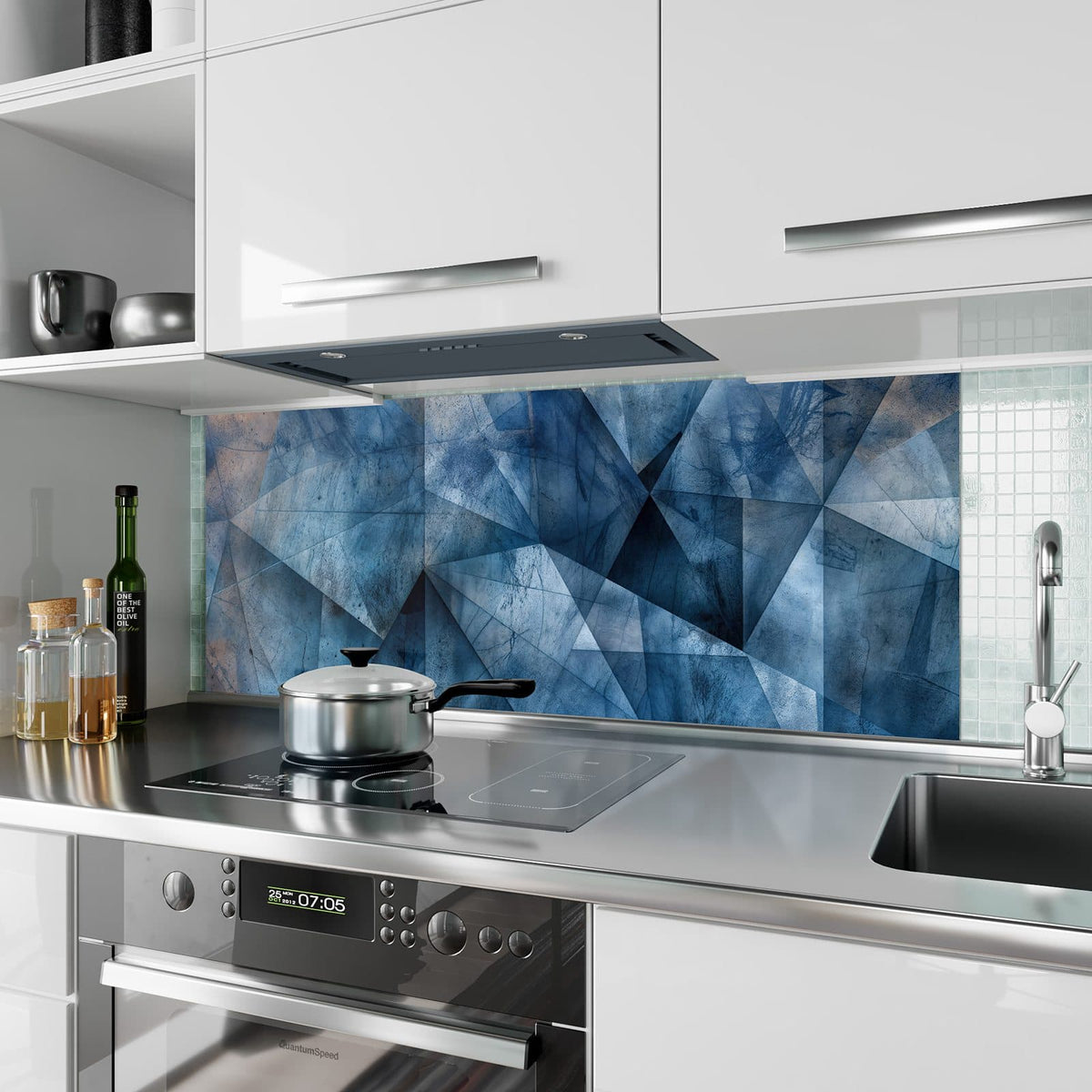 Küchenrückwand aus Glas Blaue Facetten im Hochformat als Spritzschutz hinter dem Kochfeld, über dem Fliesenspiegel montiert