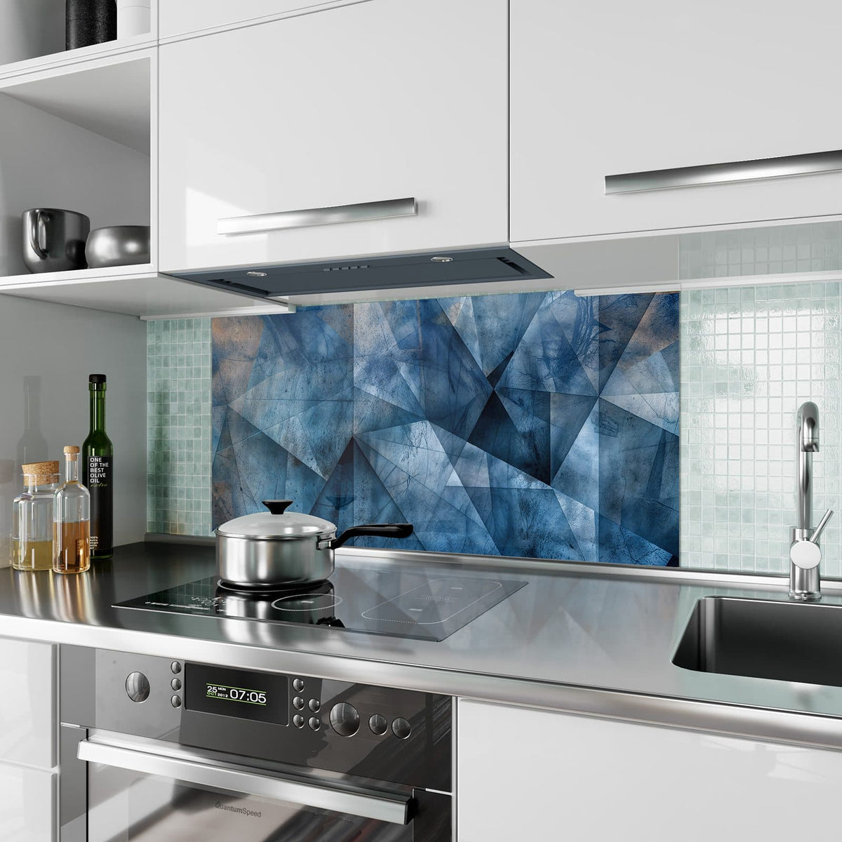 Küchenrückwand aus Glas Blaue Facetten im Hochformat als Spritzschutz hinter dem Kochfeld, über dem Fliesenspiegel montiert
