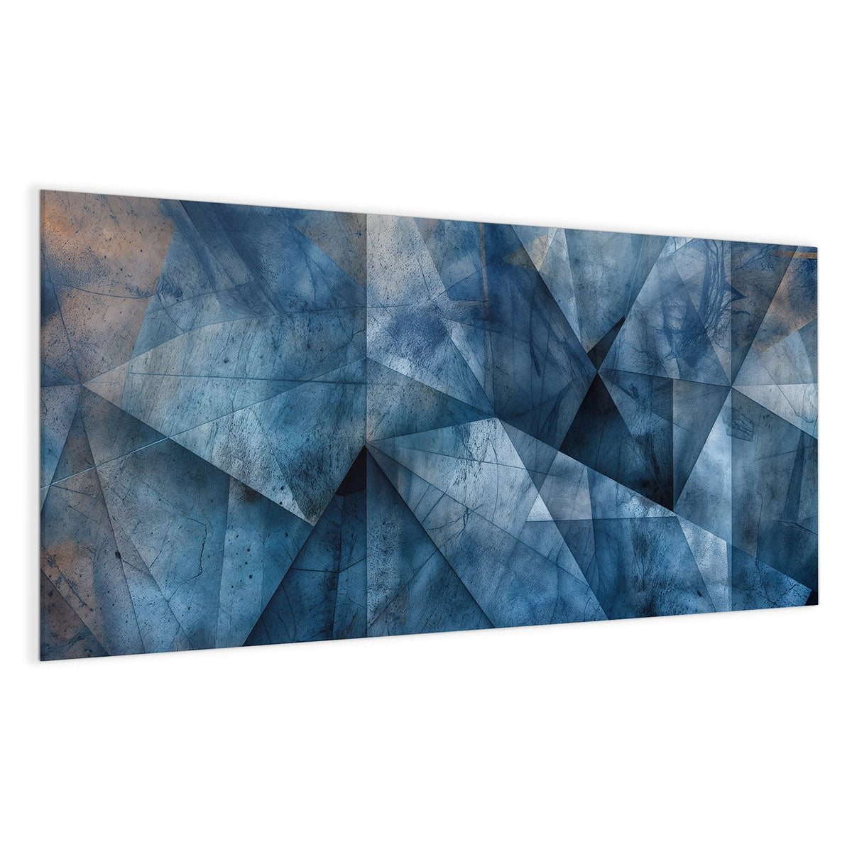 blaue, facettierte Dreiecksflächen mit Kratzern, vereinzelt beige Stellen