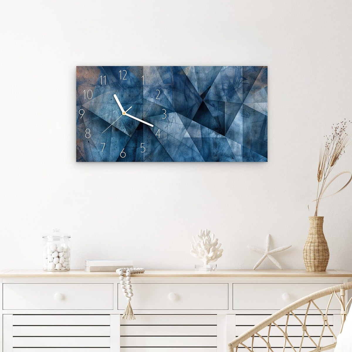 Wanduhr Geometric Pattern aus Glas – Querformat 60 × 30 cm – Blaue Facetten mit Rostakzenten