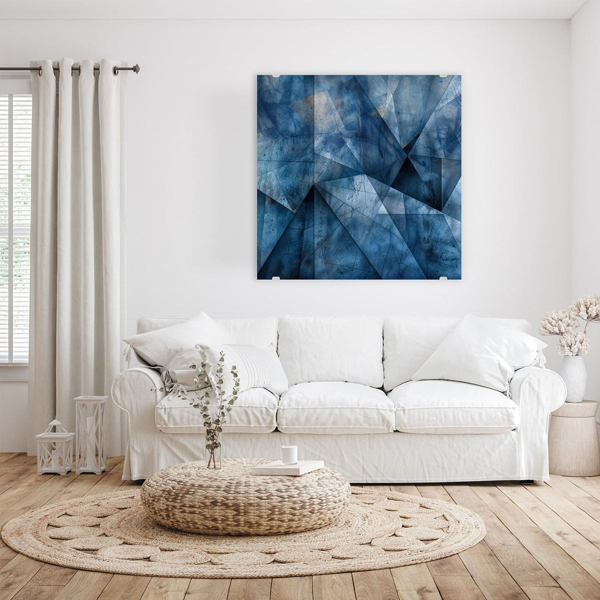 blaue, facettierte Dreiecksflächen mit Kratzern, vereinzelt beige Stellen