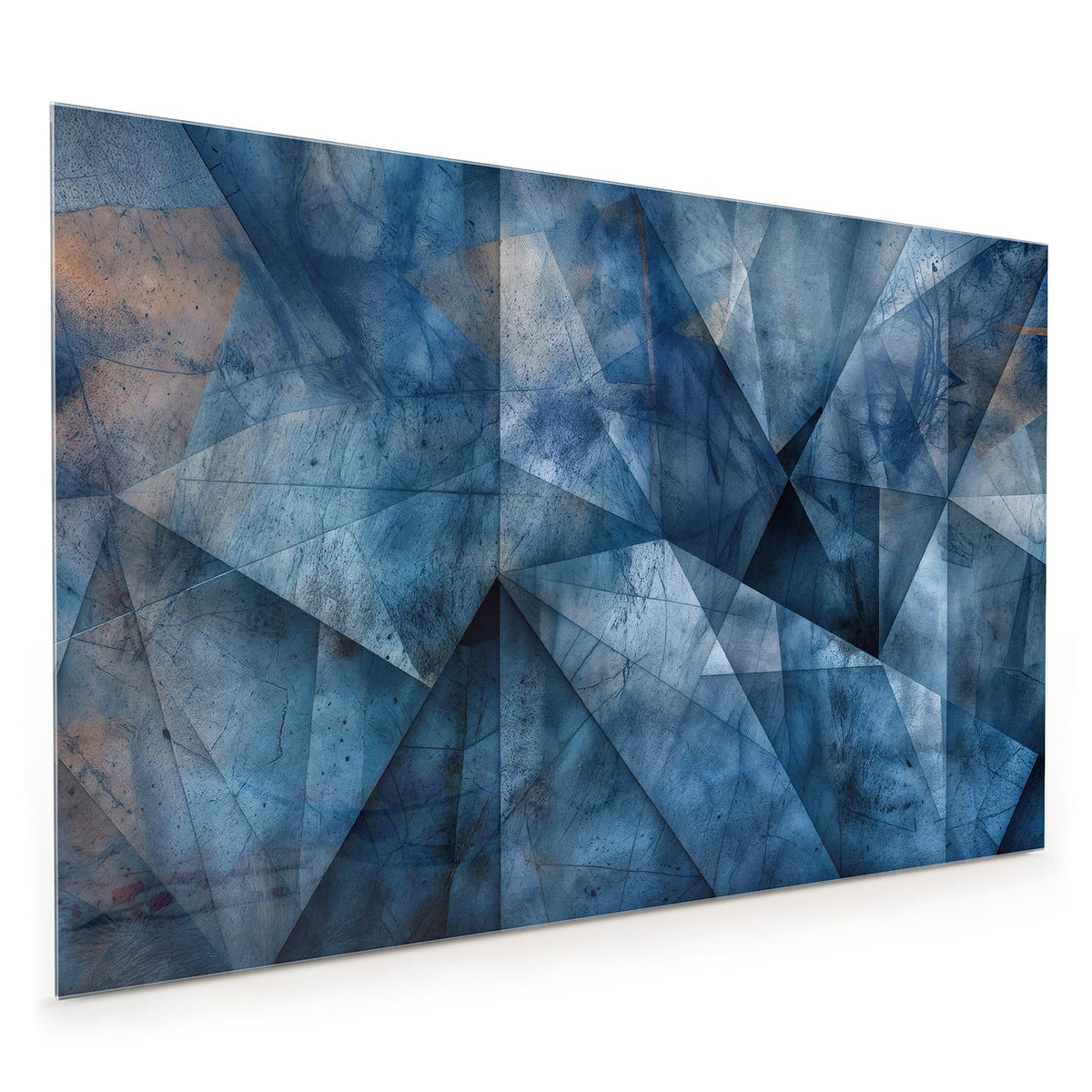Küchenrückwand aus Glas im Hochformat: Blaue, facettierte Dreiecksflächen mit Kratzern, vereinzelt beige Stellen