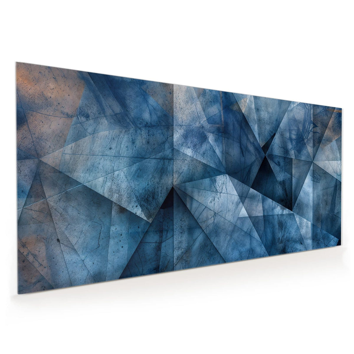 Küchenrückwand aus Glas im Hochformat: Blaue, facettierte Dreiecksflächen mit Kratzern, vereinzelt beige Stellen
