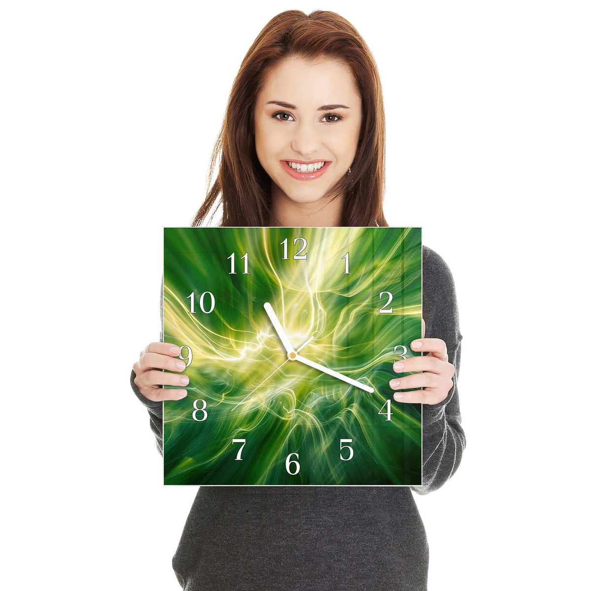 Quadratische Wanduhr aus Glas Grüner Lichtwirbel in zwei Händen gehalten – Größenvergleich, 30 × 30 cm