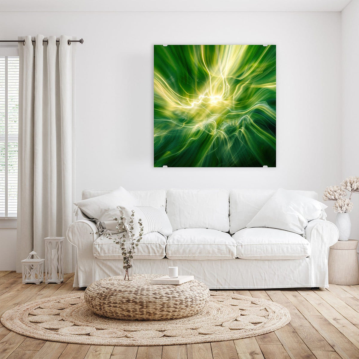 Glasbild Grüner Lichtwirbel an der Wand – Grüne und weißgelbe Lichtfäden, die aus einem hellen Zentrum wirbeln