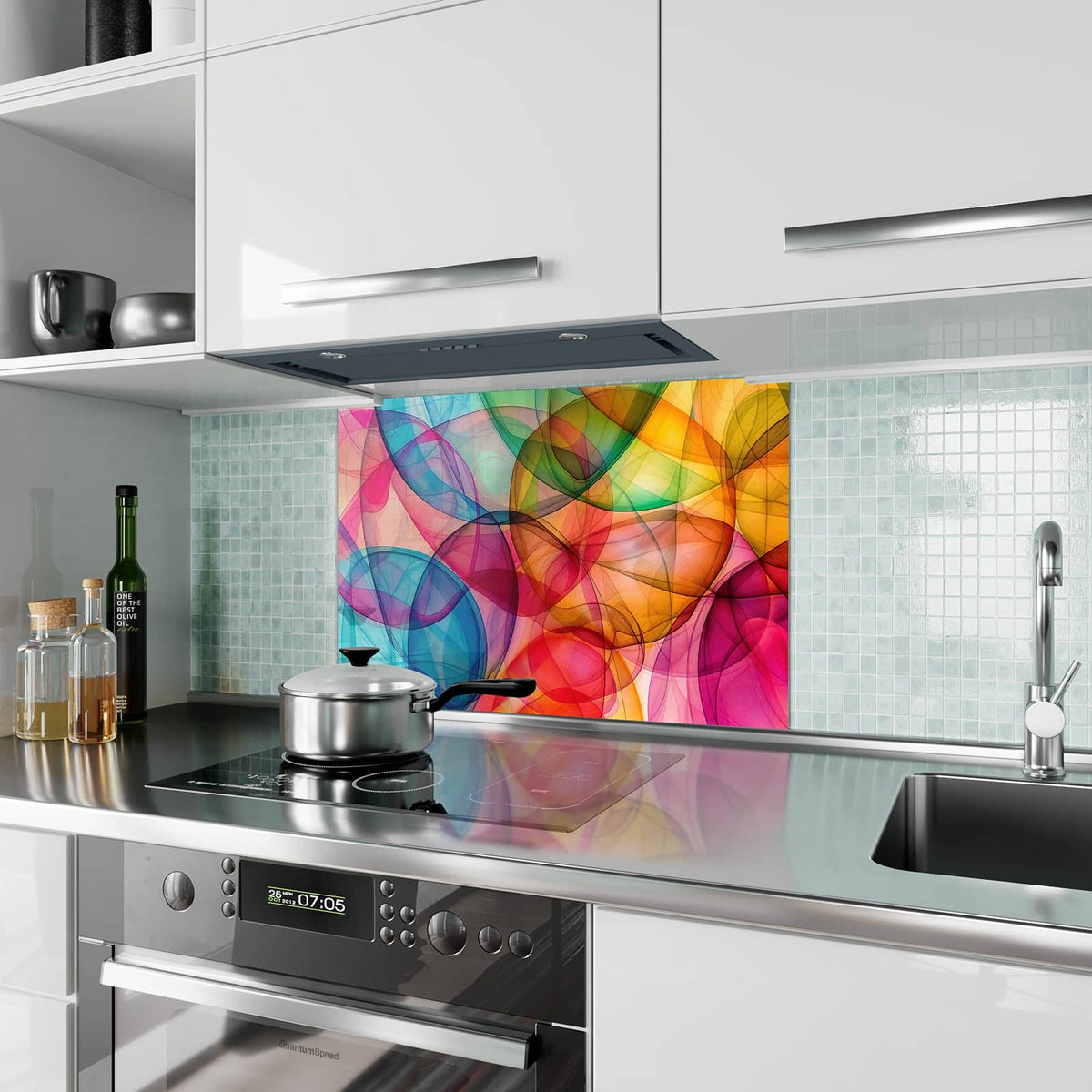 Küchenrückwand aus Glas Durchscheinende Formen im Hochformat als Spritzschutz hinter dem Kochfeld, über dem Fliesenspiegel montiert