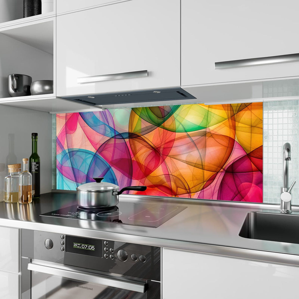 Küchenrückwand aus Glas Durchscheinende Formen im Hochformat als Spritzschutz hinter dem Kochfeld, über dem Fliesenspiegel montiert
