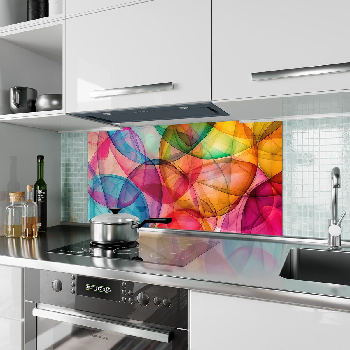 Küchenrückwand aus Glas Durchscheinende Formen im Hochformat als Spritzschutz hinter dem Kochfeld, über dem Fliesenspiegel montiert