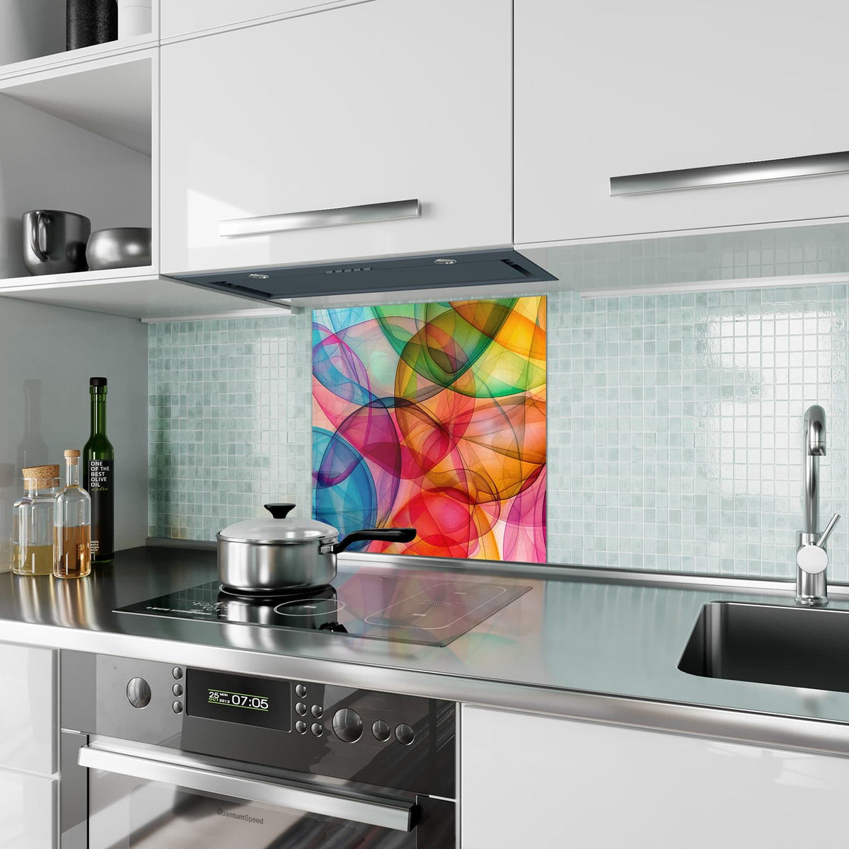 Küchenrückwand aus Glas Durchscheinende Formen im quadratischen Format als Spritzschutz hinter dem Kochfeld, über dem Fliesenspiegel montiert