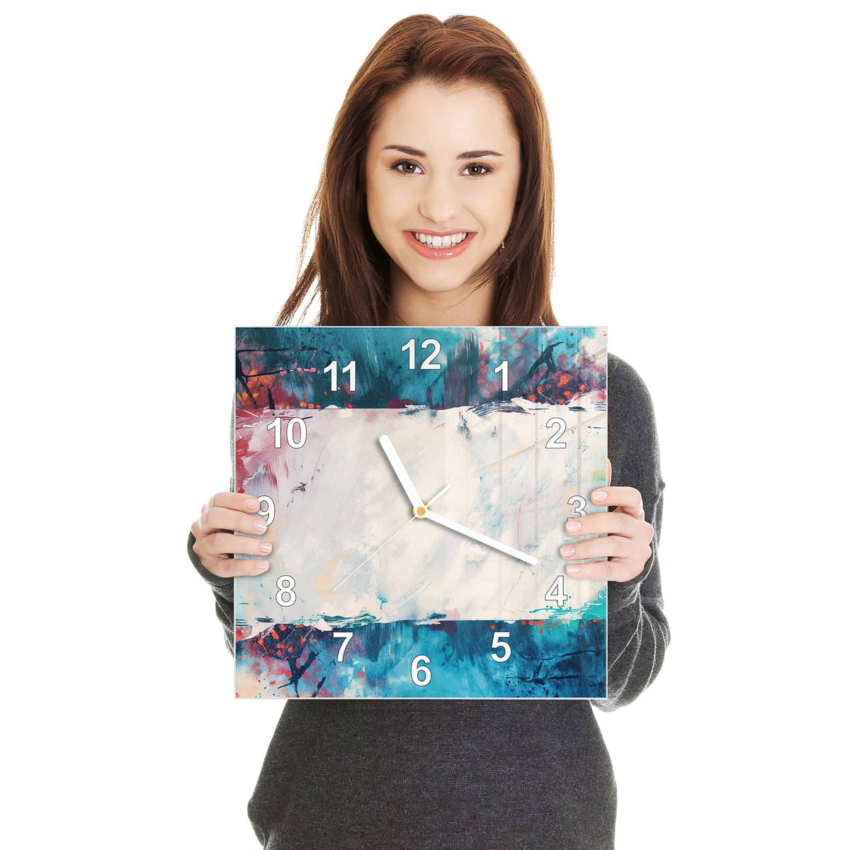 Quadratische Wanduhr aus Glas Weißes Band in Blau in zwei Händen gehalten – Größenvergleich, 30 × 30 cm