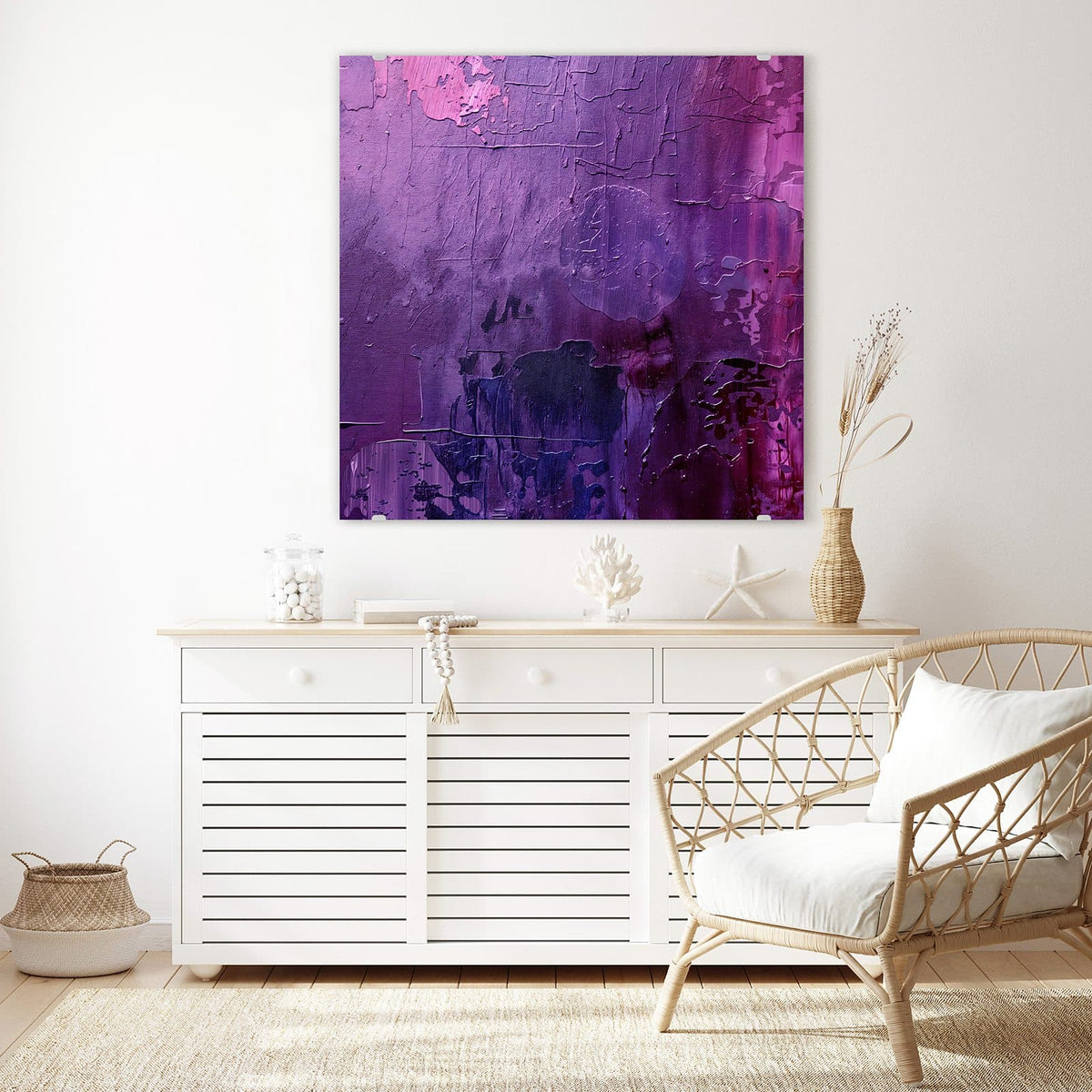Glasbild Violette Farbschichten an der Wand – Dick gespachtelte Farbe in Violett, Magenta und Dunkelblau