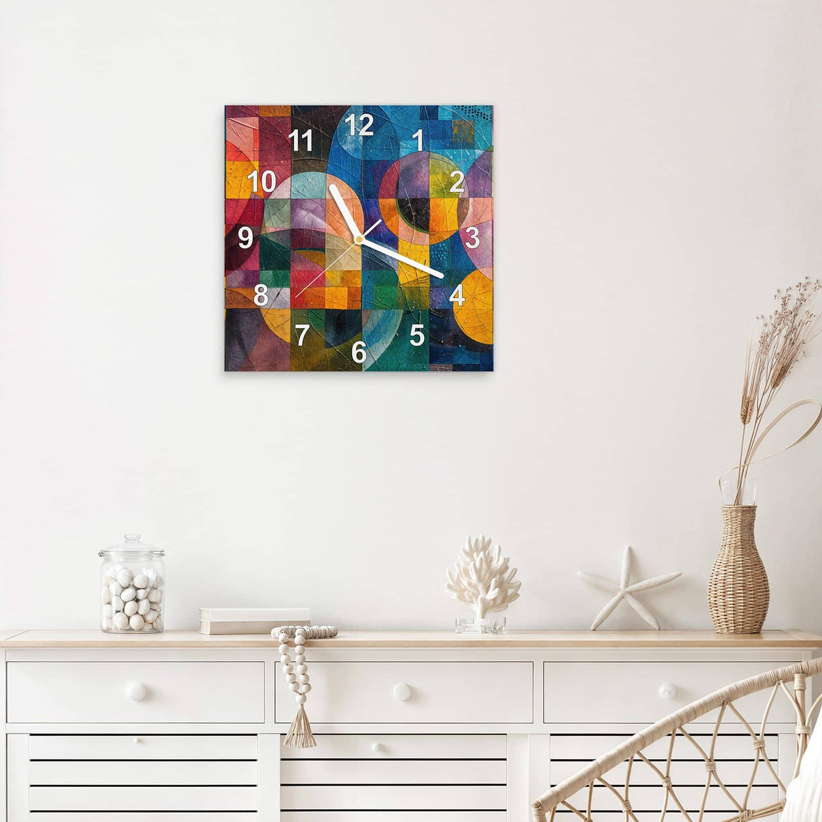 Quadratische Wanduhr aus Glas Kreise und Quadrate mit Ziffernblatt Modern über einem weißen Sideboard