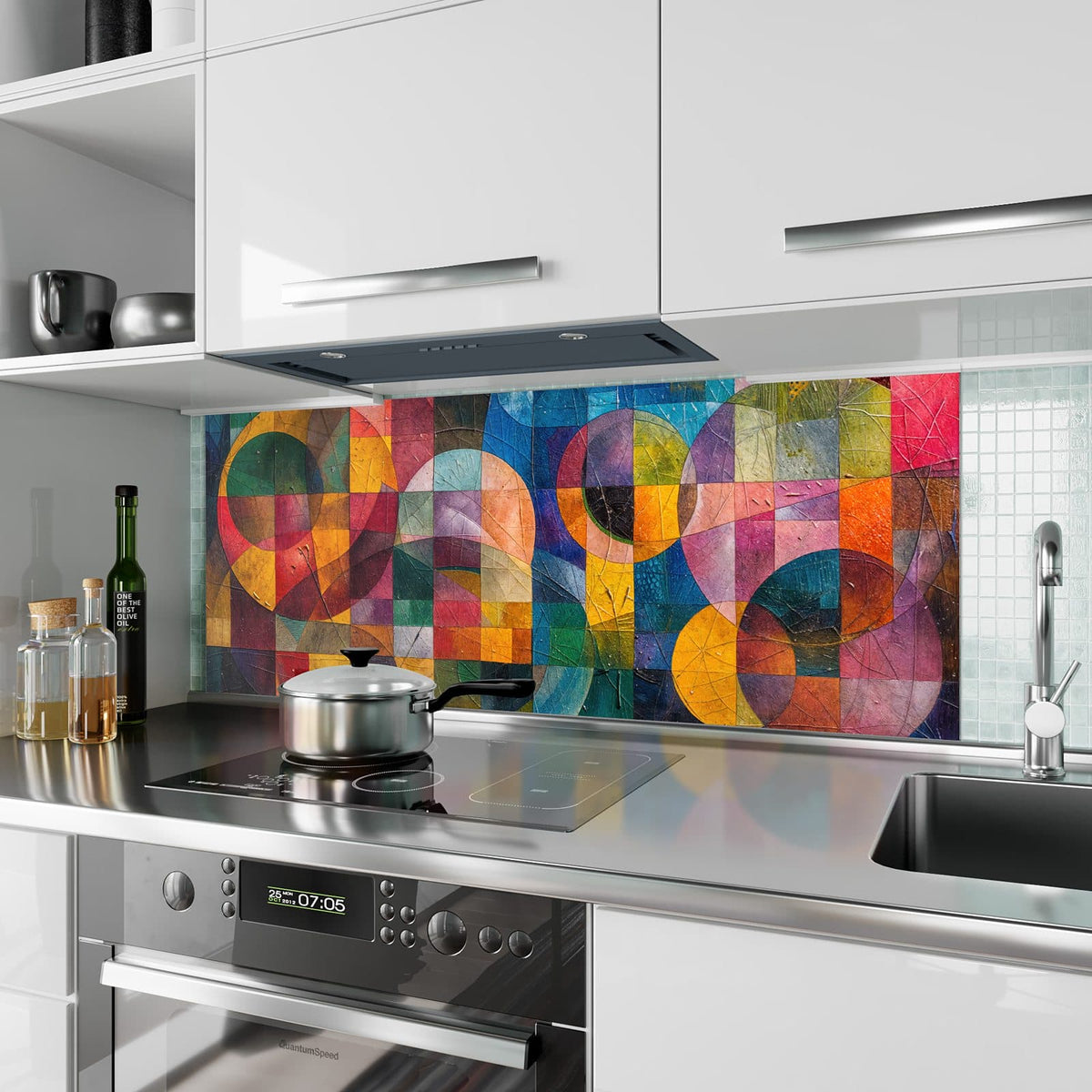 Küchenrückwand aus Glas Kreise und Quadrate im Hochformat als Spritzschutz hinter dem Kochfeld, über dem Fliesenspiegel montiert