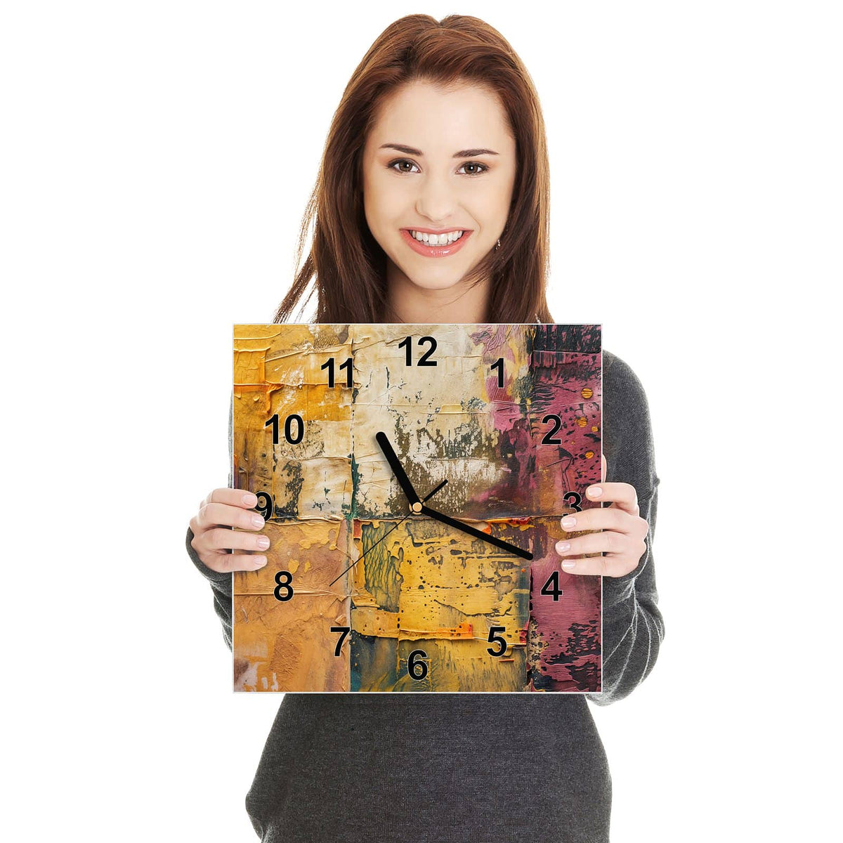 Quadratische Wanduhr aus Glas Papiercollage in Ocker in zwei Händen gehalten – Größenvergleich, 30 × 30 cm