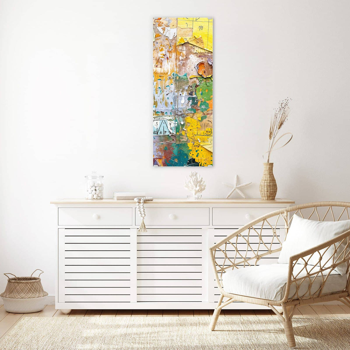 Wand aus abgerissenen Plakatschichten, Papierfetzen in Gelb, Grün und Orange