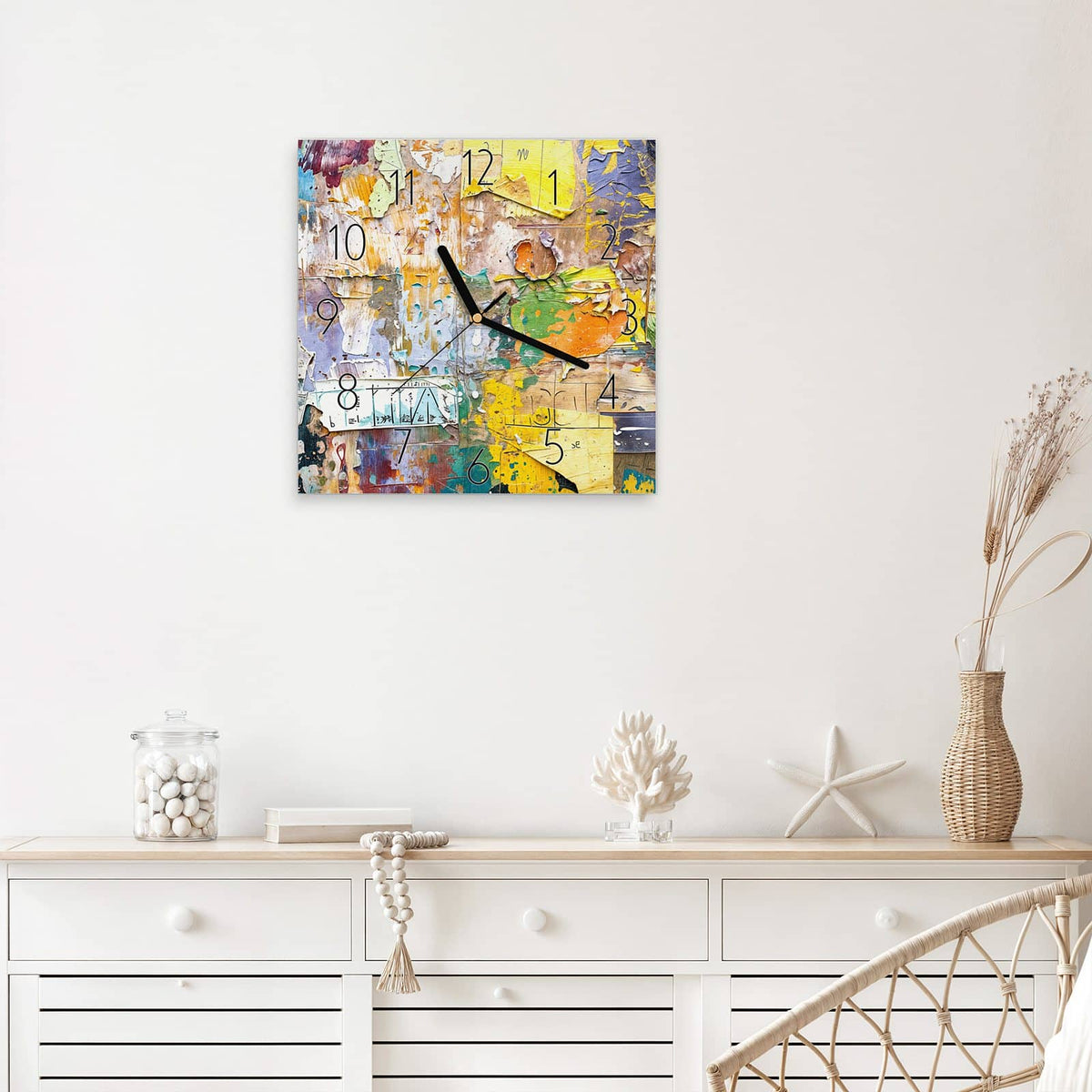 Quadratische Wanduhr aus Glas Abgerissene Plakate mit Ziffernblatt Elegant über einem weißen Sideboard