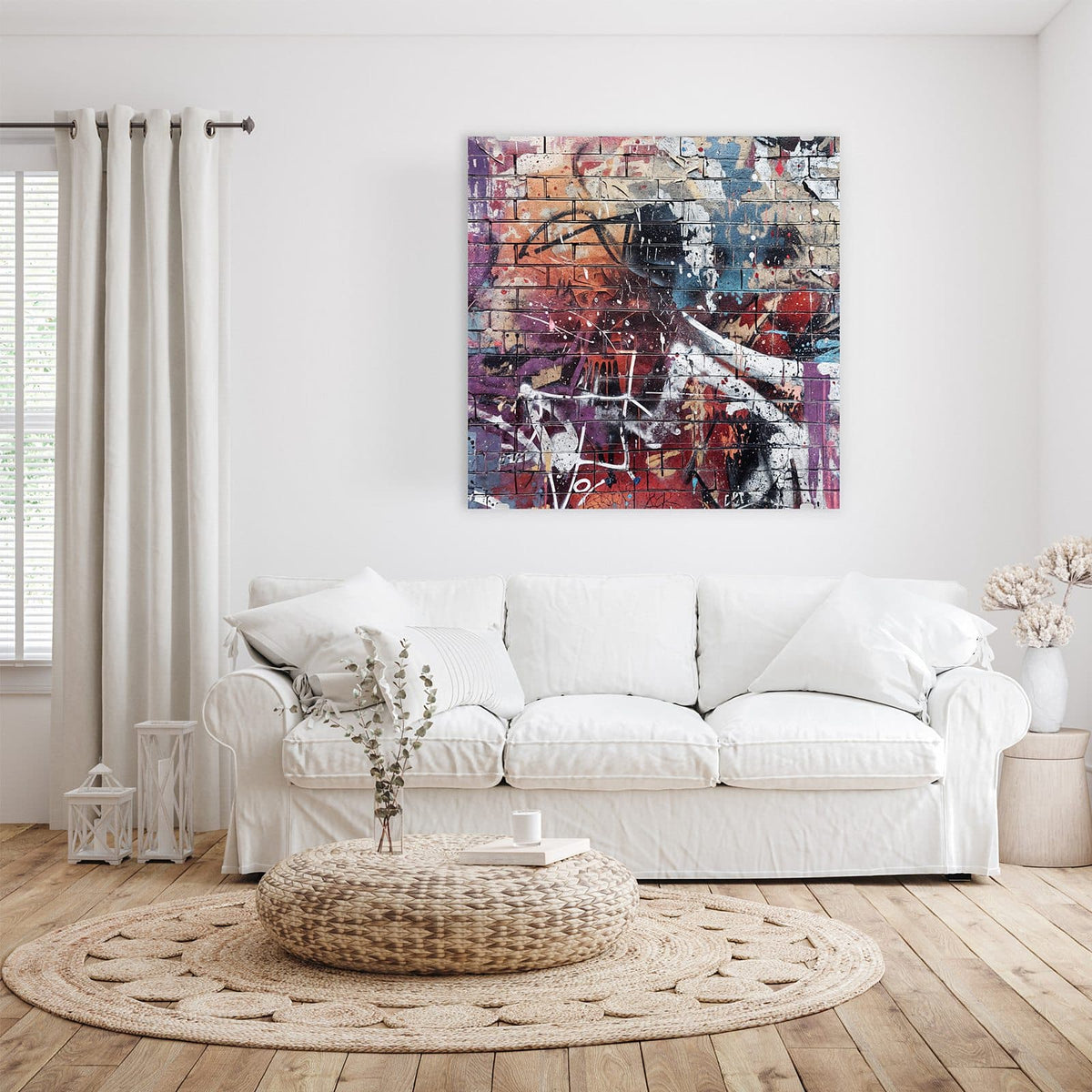 Ziegelmauer, vollflächig übersprüht mit Farbschlieren und Spritzern in Rot, Violett und Weiß