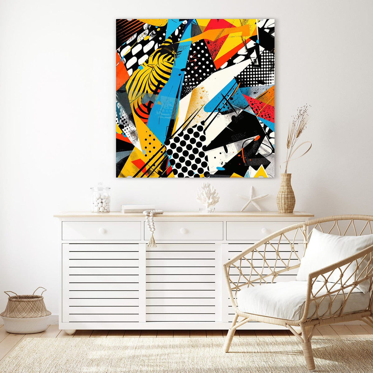 Glasbild Pop Art Collage an der Wand – Pop-Art-Collage aus Dreiecken, Streifen und Punktrastern in Gelb, Blau, Rot und Schwarz