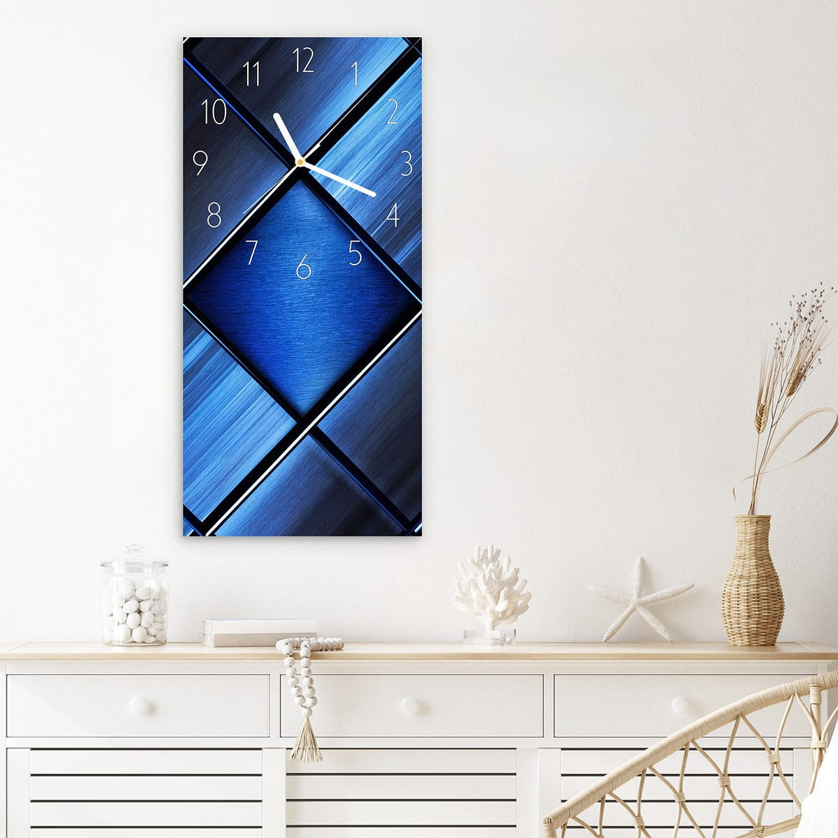 Wanduhr Blaue Kacheln aus Glas – Hochformat 30 × 60 cm – Schräge Kacheln in Blautönen