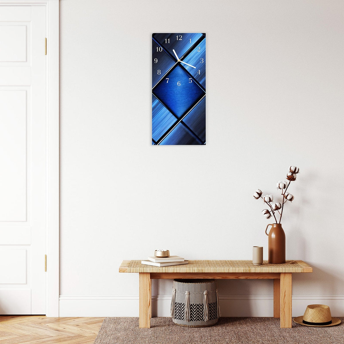 Moderne Wanduhr aus Glas mit Farbtiefe – Wanduhr Blaue Kacheln aus Glas – Hochformat 30 × 60 cm