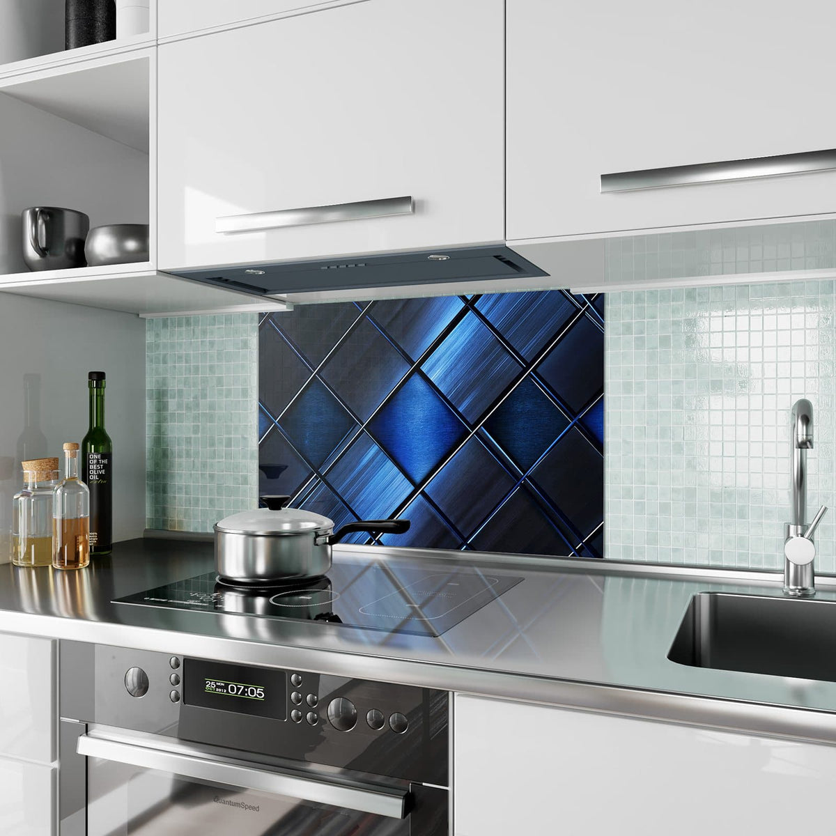 Küchenrückwand aus Glas Metallkacheln in Blau im Hochformat als Spritzschutz hinter dem Kochfeld, über dem Fliesenspiegel montiert