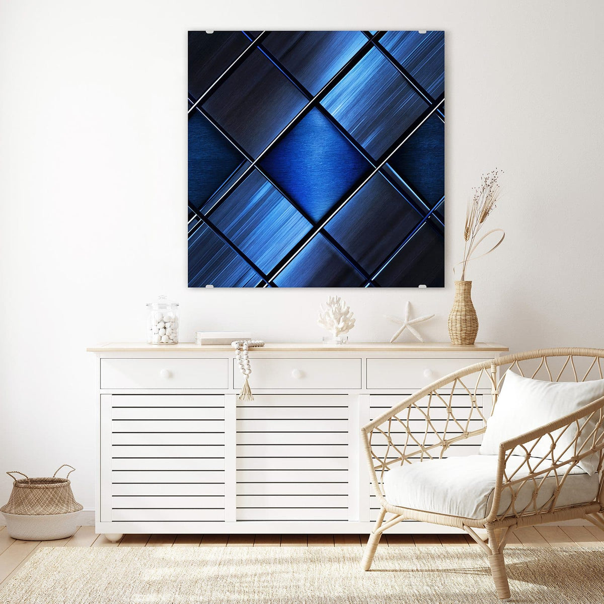 Glasbild Metallkacheln in Blau an der Wand – Diagonal gestellte, gebürstet-metallische Quadrate in Blau- und Schwarztönen